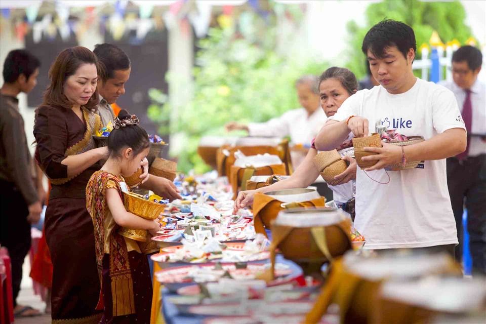 Hire Local Tour Guides in Laos with Huongdanviendulich.vn